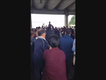 2023年4月15日午前11時半頃、和歌山市の漁港で岸田首相の演説前に銀色の筒投げ込まれ爆発　男が取り押さえられる　首相ケガなし @kinoshitayakuhi