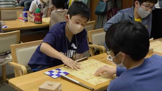 プロの視線を浴びながら小中学生が盤上で熱戦「こども将棋名人戦」