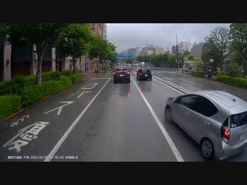 ホモと見る割り込んでぶつかってくる初心者マークの車