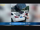 強風に見舞われ宙に浮く車