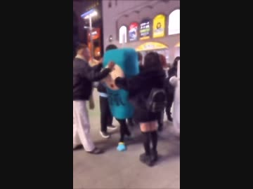 ホモと見るトー横キッズ達に虐められるゆるキャラ