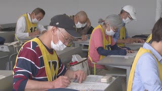 ６６歳～８２歳の高齢ドライバーが標識の意味を“再確認”教習コースで練習