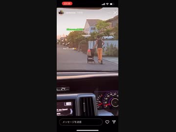 ホモと見る電動キックボードに乗って赤ちゃんを散歩させる男