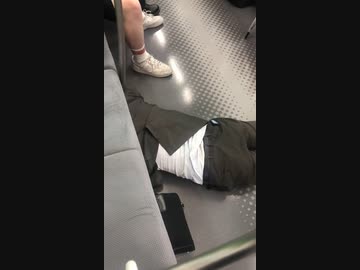 ホモと見る人が倒れてても誰も助けない日本