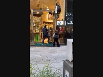 ホモと見る強盗団を閉じ込めようとする勇敢な女性