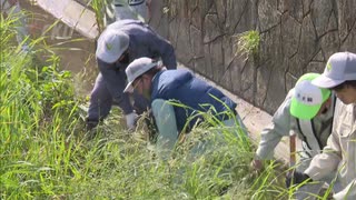 梅雨を前に水害対策　福岡県久留米市で排水路の土砂を取り除く