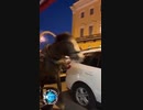 ホモと見る車の横を強引にすり抜ける馬車