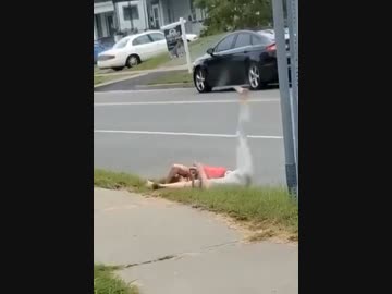 ホモと見る路上で踊るガンギマリ女