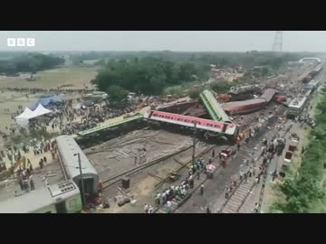 インドの列車事故、現場のドローン映像