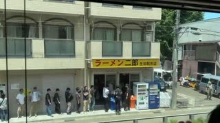 ホモと見るラーメン二郎に並ぶ客を見て爆笑する撮り鉄