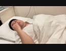 ジロー、寝ながら鼻をほじる