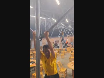 ホモと見る強風から屋台の屋根を守る人達