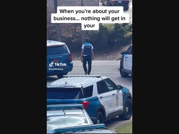 ホモと見る警察に包囲された家へ配達に行くアマゾン配達員