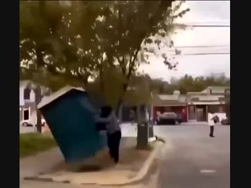 ホモと見る簡易トイレを押し倒して中の人に糞遊びさせようとする陽キャ