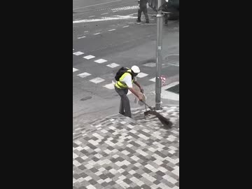 ホモと見るワグネルに制圧中も業務を真っ当する清掃員