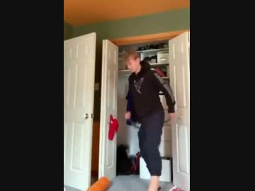 ホモと見るゴムチューブを股間にぶつけて女の子になる男の子