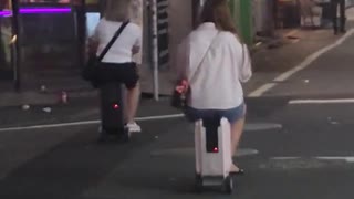 ホモと見る電動スーツケースを乗りこなす女