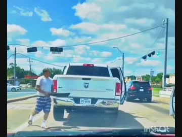 ホモと見る銃を向けられて何もせず帰っていくマチェーテおじさん