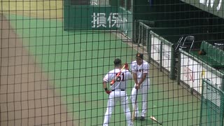 試合前 浅野翔吾と大城元 何やら楽しそう〜2023年6月27日 巨人３軍 対 トヨタ自動車