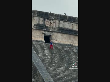 ホモと見る無許可でマヤのピラミッドに登って暴動を起こす女