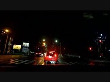 左ウインカー出しながら右折する車
