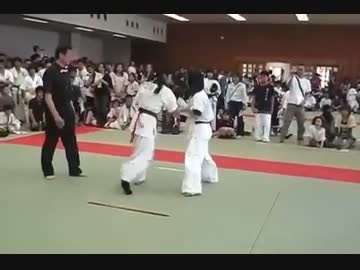 股間蹴られてダウン