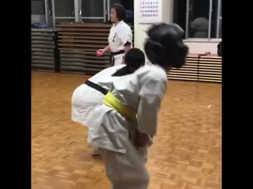 子供に股間を蹴られる
