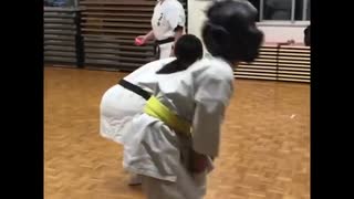 子供に股間を蹴られる