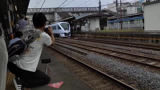 ホモと見る新しい電車に群がる撮り鉄たち