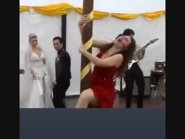 ホモと見るテントの柱を破壊して結婚式を中断させる女