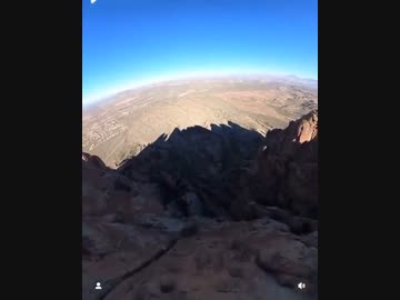 ホモと見るベースジャンプ中にパラシュートの展開に失敗した人