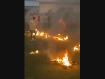 ホモと見る焚き火の点火に失敗して火の海になった広場