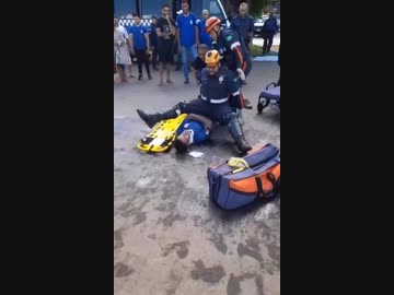 ホモと見る患者の上で尻餅をつく救助隊