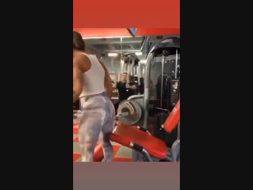 女vsトレーニング器具