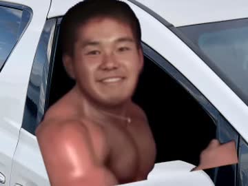 腕を出して運転する先輩