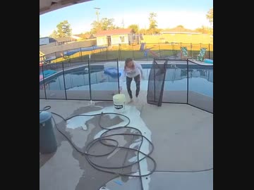 ホモと見るプールの中に洗剤を落として有毒ガスを発生させる女