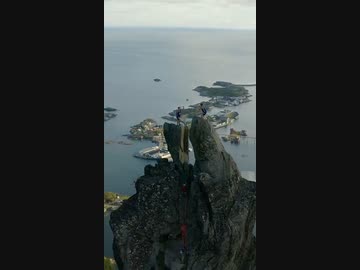 ホモと見るノルウェーにある山の頂上でバレーボールをする陽キャ