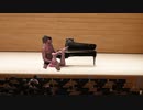 ピアノを弾く拓也さん