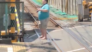 ホモと見る遮断器が降りる中線路内をウロウロする撮り鉄