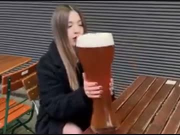 ホモと見る浴びるようにビールを飲む女性