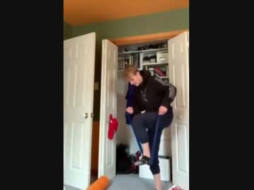 ホモと見るセルフ金的する少年