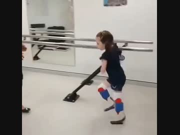 【閲覧注意】両手足がない幼女、歩く喜びを知ってしまう