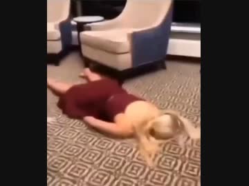 ホモと見る倒立に挑戦する酔っぱらい女