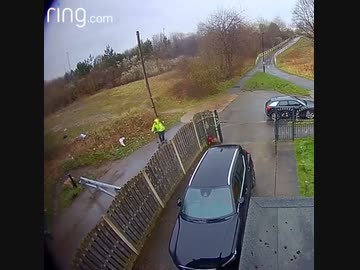 ホモと見るゲートバリアにノーブレーキで突っ込む電動キックボード乗り