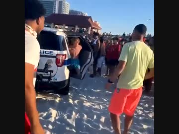 ホモと見る警官に捕まった男を開放する群衆