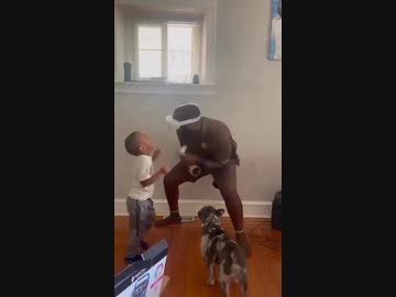 ホモと見るVRで遊んでる親に近づいてKOされるホモガキ