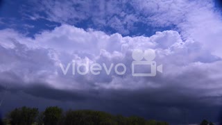 野原悠樹　Large white thunderclouds loom on the horizon as a storm moves in