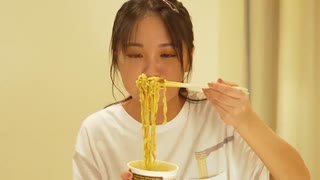 カップラーメンを食べるだけの私