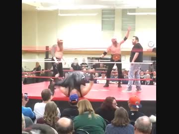 ホモと見るリングロープに入場拒否されたレスラー