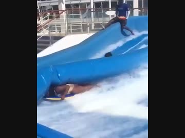 ホモと見る予測不能の動きをする女ボディボーダー